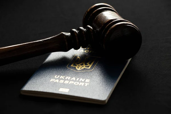Biometriskt Ukrainskt Pass Och Domare Klubba Ligger Svart Bakgrund Lag — Stockfoto