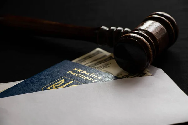 据法新社12月5日报道 乌克兰法院日前公布的一项生物鉴别护照 信封中的美元和法官的大棒均有黑色背景 法律和腐败的痕迹 — 图库照片