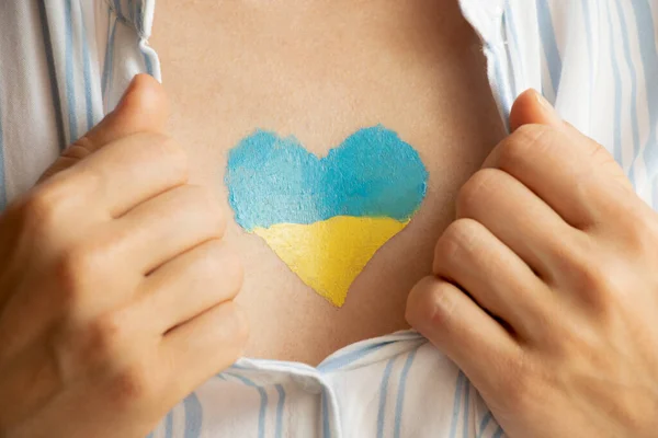 Vlajka Ukrajiny Podobě Srdce Namalována Dívčinu Hruď Její Ruce Drží — Stock fotografie