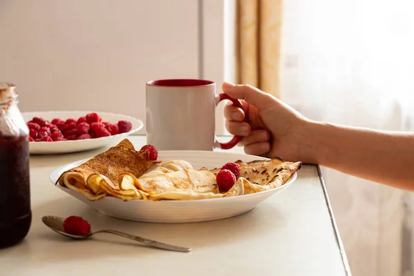 Девушки Кухне Завтракают Блинчиками Пьют Кофе Украине — стоковое фото