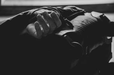 Bir kadının eli bavuldan sarkıyor, insan kaçakçılığı, köle ticareti, organ satışı için insan taşımacılığı.