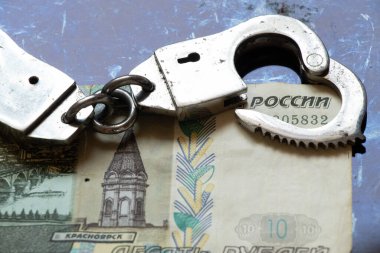 On ruble ve kelepçe siyah bir arkaplanda, maliye ve hukuk, yolsuzluk