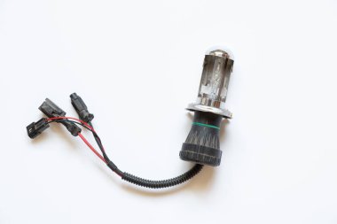 Ksenon lamba, beyaz arka planda yakın plan, far tamiri ve yenisi.