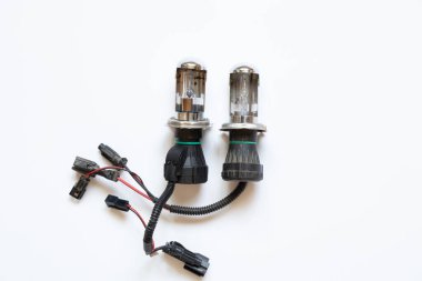 Ksenon lamba, beyaz arka planda yakın plan, far tamiri ve yenisi.