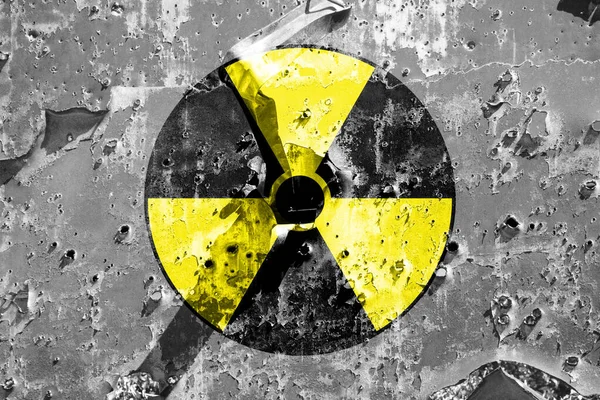 Znakiem Promieniowania Jest Czerń Żółty Tle Strzał Przez Metal Strzeż — Zdjęcie stockowe
