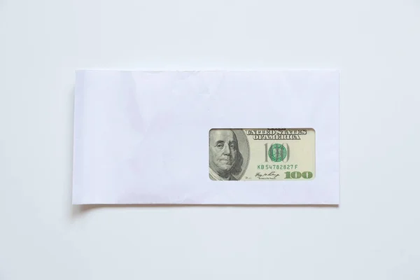 Valkoinen Kirjekuori Sata Dollaria Ovat Kirjekuoressa Eristetty Tausta Liike — kuvapankkivalokuva