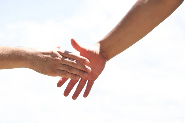 两个男人相互握手 表示友谊和问候 在阳光的映衬下在街上握手 表示友谊 — 图库照片