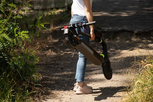 Ein Mädchen Hält Sommer Parks Der Ukraine Einen Elektro Roller — Stockfoto