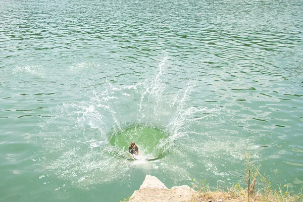 Lány Beugrott Vízbe Egy Ukrajnai Kőbányában Beugrott Vízbe Hétvégén Tengerparton — Stock Fotó