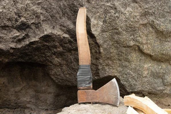 Stara Siekiera Leży Granitowym Kamieniu Latem Lesie Podczas Rąbania Drewna — Zdjęcie stockowe