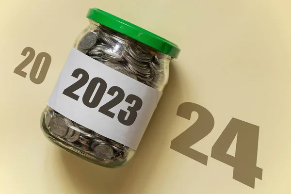 2023 Está Escrito Banco Centavos Que Encuentra Fondo Marrón Con Fotos De Stock Sin Royalties Gratis
