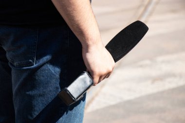 Ukrayna 'da bir gazeteci elinde bir mikrofon tutuyor.