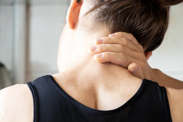 Seorang Gadis Muda Memegang Tangannya Lehernya Dari Sakit Punggung Rumah Stok Foto