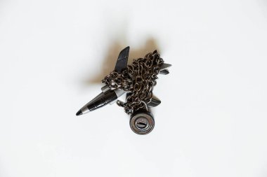 Beyaz arka planda asma kilit altındaki bir zincirdeki çocuk plastik uçağı, yaptırımlar ve uçuş yasağı