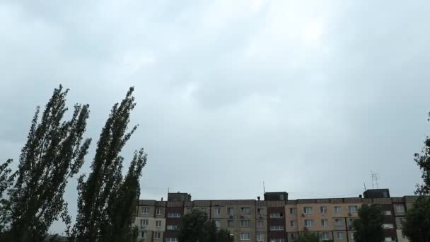 ウクライナのダニプロ市で8月に雨の間に高層ビルを持つ住宅エリア 悪天候と都市の雨 2023 — ストック動画