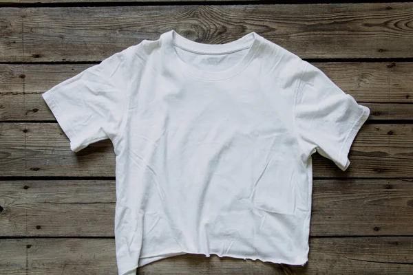 Bianco Accartocciato Shirt Trova Una Tavola Marrone Moda Stile — Foto Stock