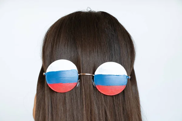 Flaga Rosji Okularach Młodej Dziewczyny Kręgosłupem Włosach Ślepa Oszukana Przez — Zdjęcie stockowe