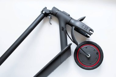 Parçalanmış elektrikli scooter, tekerlek patlaması ve yerine yeni bir tekerlek, elektrik nakil onarımı ve servis.