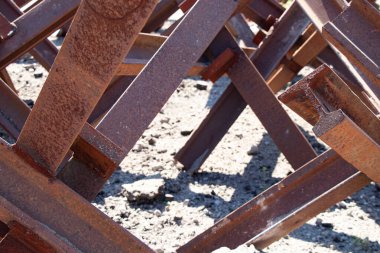 Savaş sırasında Ukrayna 'nın Dnipro şehrinde tanksavar kirpileri yolda duruyor.