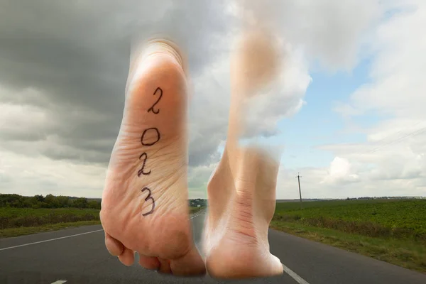 Ženské Nohy Nápisem Jedné Noze 2023 Který Stojí Silnici Ukrajině — Stock fotografie