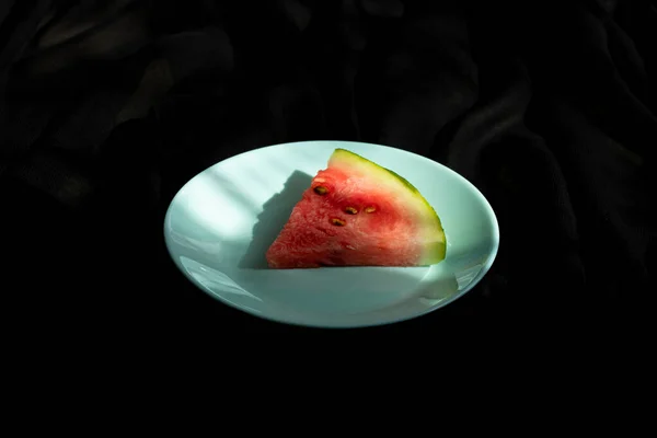 Wassermelone Zettel Liegen Auf Einem Schwarzen Tuch Der Dunkelheit Mit — Stockfoto