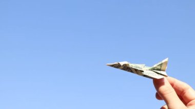 Ukrayna, özgürlük ve yaşam üzerindeki gökyüzündeki bir kızın elinde bir dolardan bir uçak.