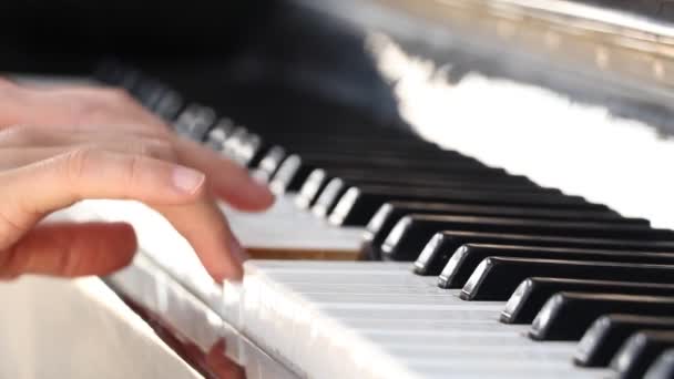 Ένα Κορίτσι Παίζει Πιάνο Στο Δρόμο Στην Πόλη Της Dnipro — Αρχείο Βίντεο