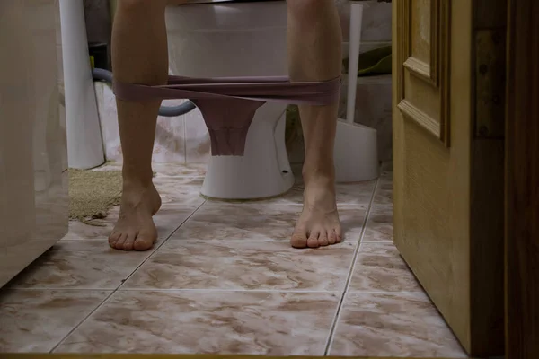 Ein Mädchen Sitzt Hause Auf Der Toilette Badezimmer Höschen Und — Stockfoto