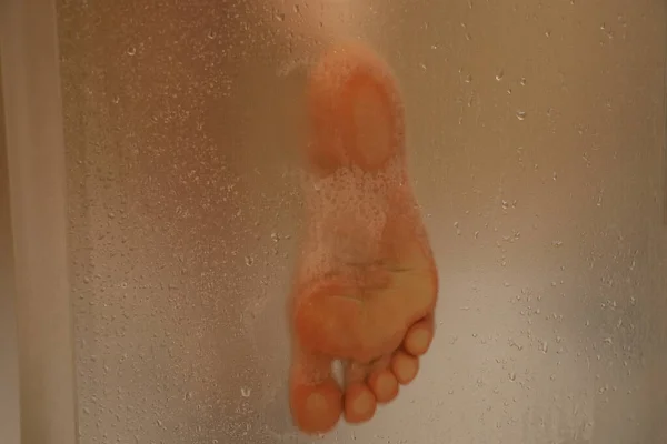 ขาของผ งในห องอาบน งอาบน าในห องอาบน าบนกระจกในห องอาบน — ภาพถ่ายสต็อก