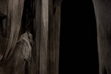 Siyah ipek perdeler ve arka plan olarak beyaz kirli gazlı bez, arka plan olarak kirli korkunç kumaşlar, dekor ve duvar kağıdı, koyu arkaplan