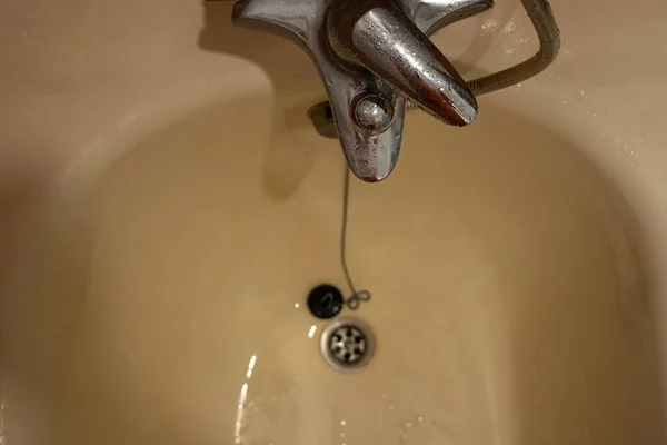 Abfluss Und Wasserhahn Mit Dusche Einem Alten Schmutzigen Badezimmer Einer — Stockfoto