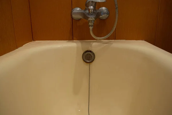 Στραγγίζεται Και Βρύση Ντους Ένα Παλιό Βρώμικο Μπάνιο Ένα Κοντινό — Φωτογραφία Αρχείου