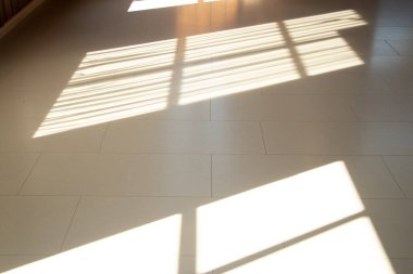Evin zeminindeki bir pencereden gelen gölge ve ışık, güneş ışığı ve gölge, iç mekan.