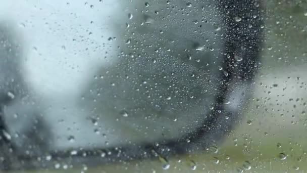 Pioggia Fuori Dal Finestrino Dell Auto Vista Nello Specchietto Retrovisore — Video Stock