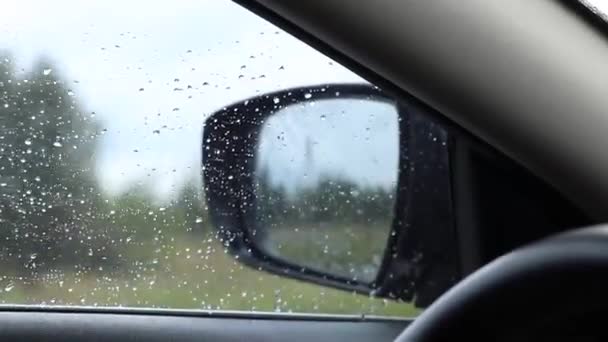 Chuva Fora Janela Carro Vista Espelho Retrovisor Carro Velocidade Viajando — Vídeo de Stock