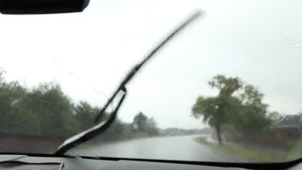 Υαλοκαθαριστήρες Ανεμοθώρακα Ένα Αυτοκίνητο Σκουπίστε Βροχή Ενός Κινούμενου Αυτοκινήτου Ταχύτητα — Αρχείο Βίντεο