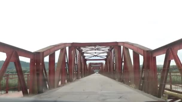 Οδήγηση Κατά Μήκος Μιας Παλιάς Σιδηροδρομικής Γέφυρας Βουνό Στην Ουκρανία — Αρχείο Βίντεο