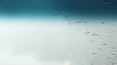 Bir arabanın ön camındaki silecekler Ukrayna 'da bir yaz gününde hızla giden bir arabanın yağmurunu içeriden manzaralı, sağanak yağmur ve kötü hava koşullarıyla silip süpürüyor.