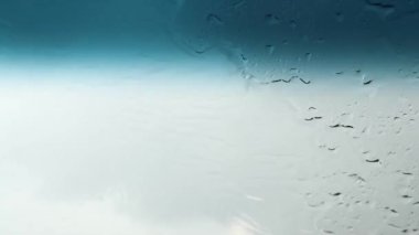 Bir arabanın ön camındaki silecekler Ukrayna 'da bir yaz gününde hızla giden bir arabanın yağmurunu içeriden manzaralı, sağanak yağmur ve kötü hava koşullarıyla silip süpürüyor.