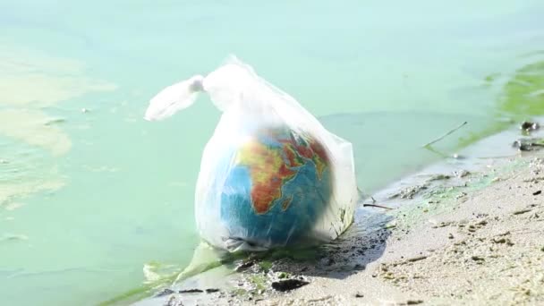 Ziemski Glob Plastikowej Torbie Pływa Brudnej Rzece Ukrainie Zanieczyszczenie Środowiska — Wideo stockowe