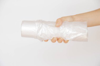 Beyaz arka planda tek kullanımlık plastik torbalar, plastik torbalar, ekoloji, küresel sorunlar.