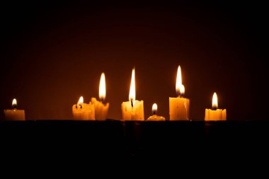 Mumları yakmak, Ukrayna 'daki savaşta ölenler için üzüntü dolu karanlıkta boş kovanlarda duruyor.