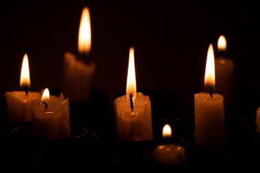 Mumları yakmak, Ukrayna 'daki savaşta ölenler için üzüntü dolu karanlıkta boş kovanlarda duruyor.