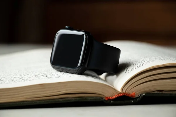 Dnipro Ukraine Dezember 2023 Apple Watch Serie Auf Einem Buch lizenzfreie Stockfotos
