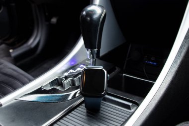 Dnipro, Ukrayna - 17 Aralık 2023: Apple Watch Serisi 8 kabinde bir arabada yatıyor, akıllı saat