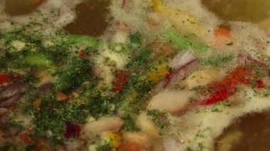 Ev yapımı çorba ocakta kaynıyor, çorba hazırlıyor, diyet çorbası hazırlıyor.