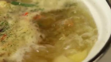 Ev yapımı çorba ocakta kaynıyor, çorba hazırlıyor, diyet çorbası hazırlıyor.