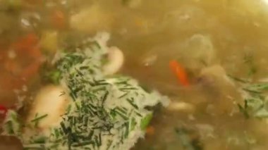 Ev yapımı çorba ocakta kaynıyor, çorba hazırlıyor, diyet çorbası hazırlıyor.