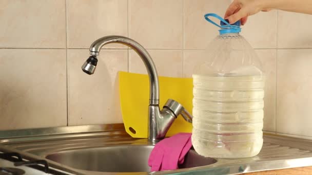 プラスチックボトルから作られた自家製の蛇口は タップに水がないときに自宅のキッチンに立っています 家のためのアイデア — ストック動画