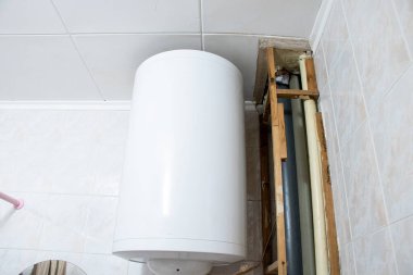 Su ısıtıcısı ve borular yeni bir boruyla değiştirildikten sonra bir apartman dairesinde. Banyo ve su tesisatı tamiri.